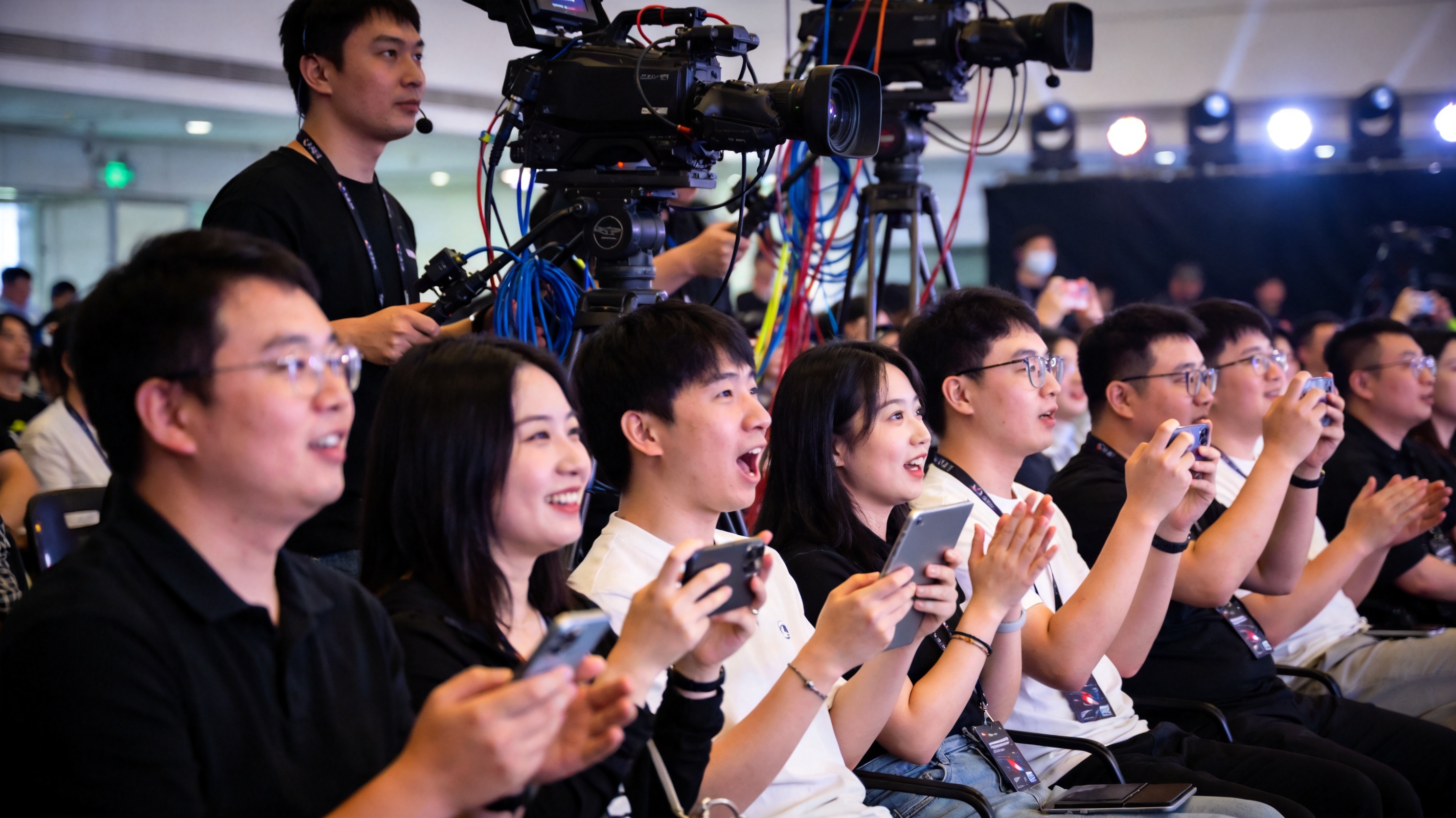 企鹅电竞直播电视端呈现实时比赛画面包含比分面板与弹窗